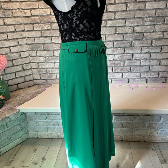 Green long skirt with front panel detailing. - Picture 4 of 5